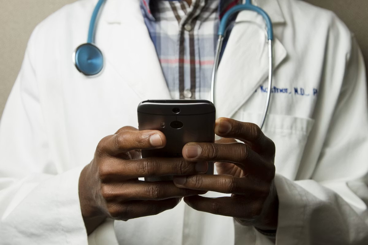 Persona utilizando una tableta digital para comparar planes de salud en el sitio web oficial del gobierno