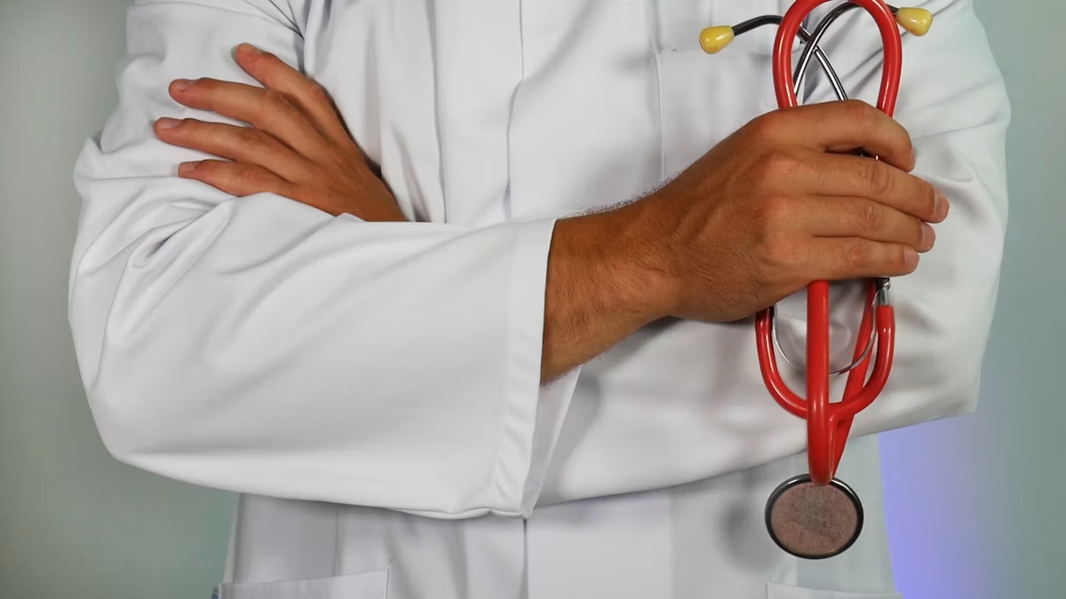 Médico pediatra examinando a un niño pequeño en un consultorio, representando la atención médica preventiva cubierta por programas de salud